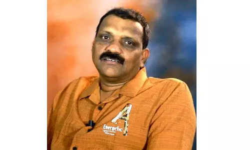 കണ്ട പെലേരേം ചോമാരേം പോലും പാന്റും കോട്ടുമിട്ടെന്ന പേരിൽ ഇല്ലം തീണ്ടിക്കണ കാലാ: വിദ്യാര്ഥിയായിരിക്കെ കേട്ട ജാതിവെറി പങ്കുവെച്ച് ഡോ. എ.കെ വാസു കണ്ട പെലേരേം ചോമാരേം പോലും പാന്റും കോട്ടുമിട്ടെന്ന പേരിൽ ഇല്ലം തീണ്ടിക്കണ കാലാ: വിദ്യാര്ഥിയായിരിക്കെ കേട്ട ജാതിവെറി പങ്കുവെച്ച് ഡോ. എ.കെ വാസു