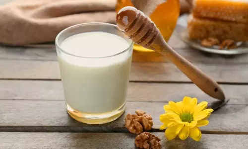 തേനോ പഞ്ചസാരയോ? മികച്ച ആരോഗ്യത്തിന് പാലിൽ ചേർക്കേണ്ടത് ഏതെന്നറിയാം