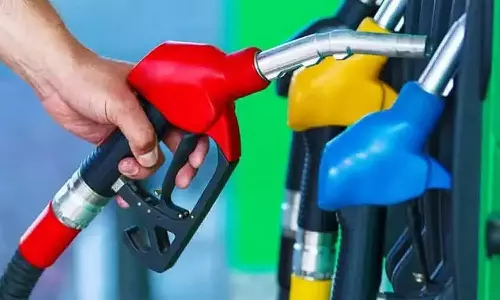 95 % പെട്രോള്‍+5 % എഥനോള്‍ വില 102 രൂപ, 80 % പെട്രോള്‍+20 % എഥനോള്‍ എന്നിട്ടും വില 102 തന്നെ; ഇന്ധനകമ്പനികളും ക്രേന്ദ്രവും ജനങ്ങളെ പറ്റിക്കുന്നുവെന്ന് ചര്‍ച്ച