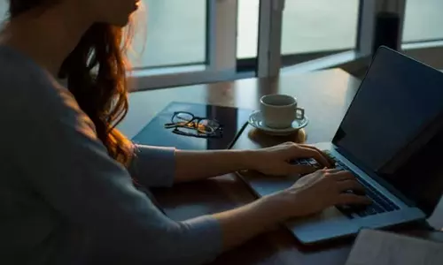 സമാധാനത്തിൽ ഭക്ഷണം കഴിക്കാൻ പോലുമാകില്ലെങ്കിൽ പിന്നെന്തിനാണിതെല്ലാം; ഇന്ത്യയിലെ അധികസമയ ജോലി സംസ്‌കാരത്തിനെതിരെ യുവതി