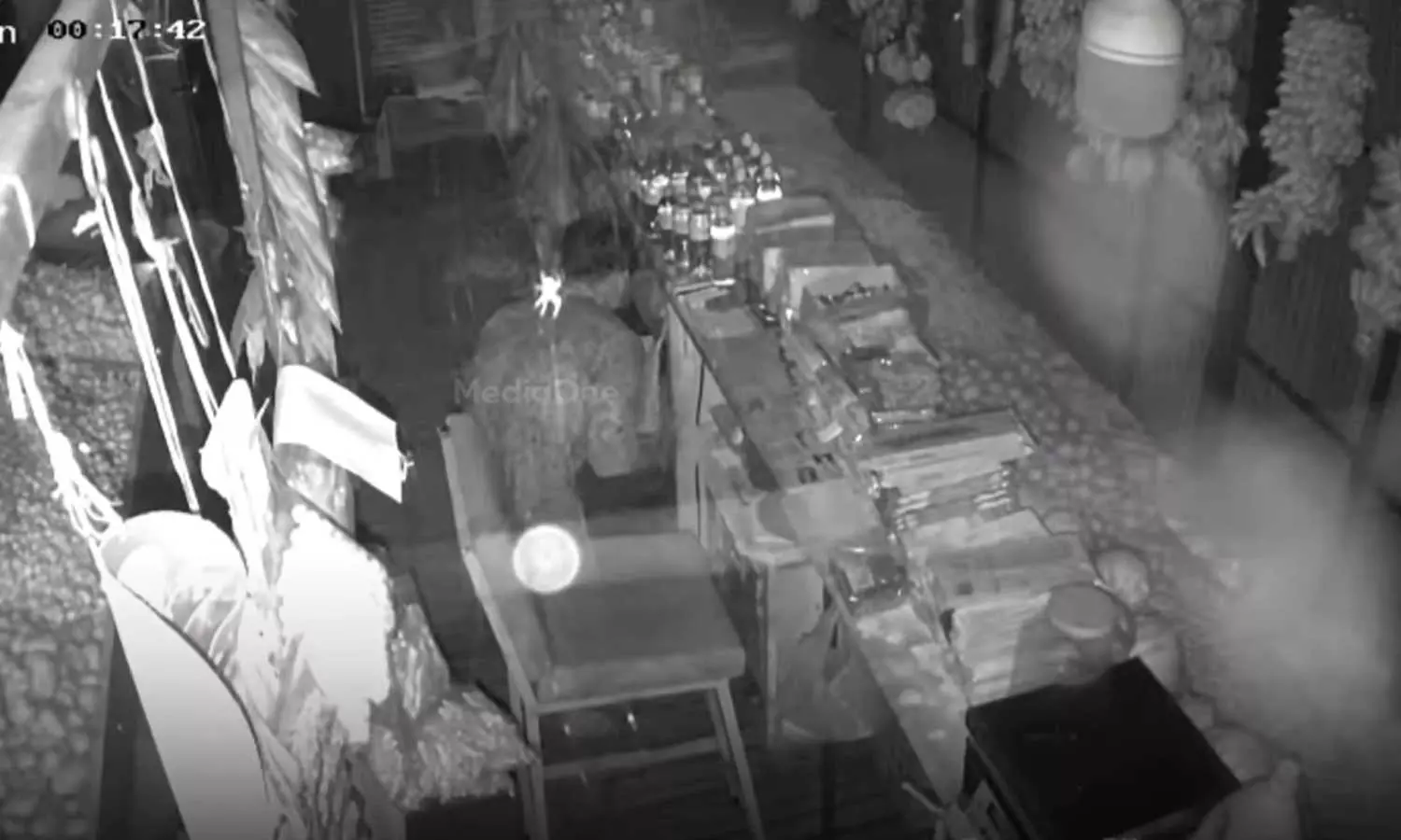 ആലുവയിലെ കടയിൽ വെളിച്ചെണ്ണ മോഷണം; 30 കുപ്പി വെളിച്ചെണ്ണ കവർന്നു ആലുവയിലെ കടയിൽ വെളിച്ചെണ്ണ മോഷണം; 30 കുപ്പി വെളിച്ചെണ്ണ കവർന്നു