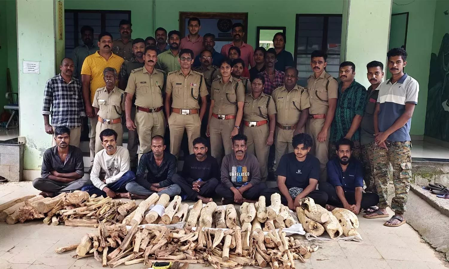 അട്ടപ്പാടിയിൽ 200 കിലോ ചന്ദനം പിടികൂടി; ഏഴ് പേർ അറസ്റ്റിൽ അട്ടപ്പാടിയിൽ 200 കിലോ ചന്ദനം പിടികൂടി; ഏഴ് പേർ അറസ്റ്റിൽ