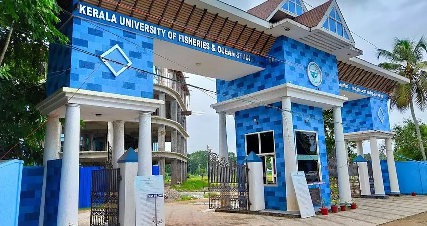 തൃശൂരിൽ കടലിന്റെ നിറവിത്യാസം; ചുവപ്പ് നിറത്തിന് കാരണം നോക്റ്റിലൂക്കയുടെ സാന്നിധ്യമെന്ന് കുഫോസ് തൃശൂരിൽ കടലിന്റെ നിറവിത്യാസം; ചുവപ്പ് നിറത്തിന് കാരണം നോക്റ്റിലൂക്കയുടെ സാന്നിധ്യമെന്ന് കുഫോസ്