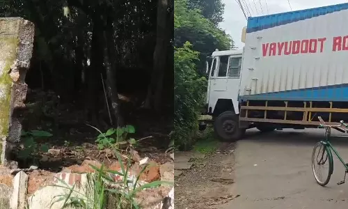 ഗൂഗിൾ മാപ്പ് ചതിച്ചു: വഴിതെറ്റിയ കണ്ടെയ്നർ ലോറി ഇടറോഡിൽ കുടുങ്ങി, തിരിക്കുന്നതിനിടെ മതിലും   തകര്‍ത്തു