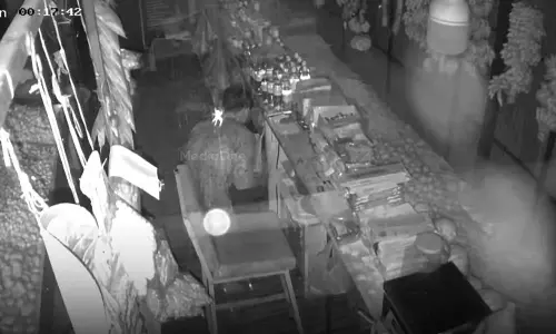 ആലുവയിലെ കടയിൽ വെളിച്ചെണ്ണ മോഷണം; 30 കുപ്പി വെളിച്ചെണ്ണ കവർന്നു