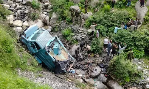 ജമ്മുകശ്മീരിലെ ഉദ്ധംപൂരിൽ സൈനിക വാഹനം കൊക്കയിലേക്ക് മറിഞ്ഞ് മൂന്ന് CRPF ജവാന്മാർ മരിച്ചു; 15 പേർക്ക് പരിക്ക്