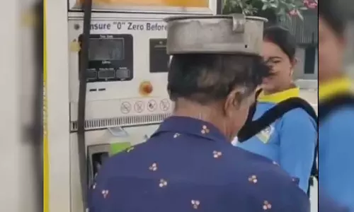 ഹെൽമറ്റില്ലാത്തയാൾക്ക് പെട്രോൾ നൽകി; പമ്പ് പൂട്ടിച്ച് അധികൃതർ