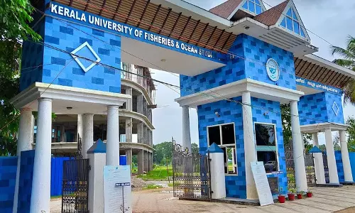 തൃശൂരിൽ കടലിന്‍റെ നിറവിത്യാസം; ചുവപ്പ് നിറത്തിന് കാരണം നോക്റ്റിലൂക്കയുടെ സാന്നിധ്യമെന്ന് കുഫോസ്