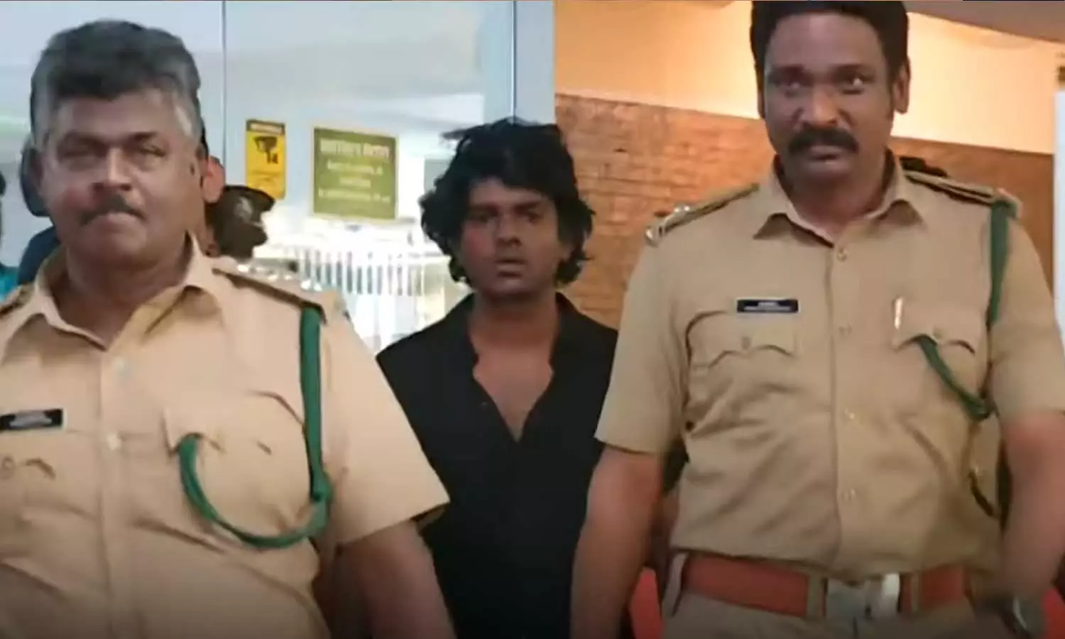 ബലാത്സംഗ കേസ്: റാപ്പർ വേടനായി ഇതര സംസ്ഥാനങ്ങളിലേക്ക് അന്വേഷണം വ്യാപിപ്പിച്ച് പൊലീസ് ബലാത്സംഗ കേസ്: റാപ്പർ വേടനായി ഇതര സംസ്ഥാനങ്ങളിലേക്ക് അന്വേഷണം വ്യാപിപ്പിച്ച് പൊലീസ്