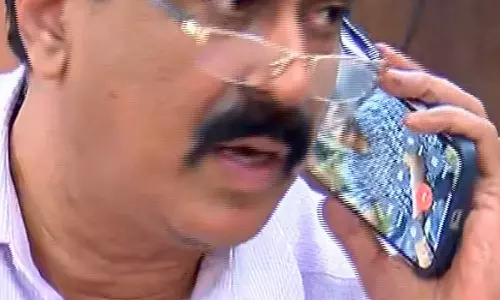 ;കോൾ ഡിഎംഇയുടേത്; ഹാരിസ് ചിറക്കലുമായി ബന്ധപ്പെട്ട വിവാദത്തിൽ വാർത്താസമ്മേളനത്തിനിടെ മെഡിക്കൽ കോളജ് പ്രിൻസിപ്പലിന് വന്നത് ഉന്നത തല നിർദേശം