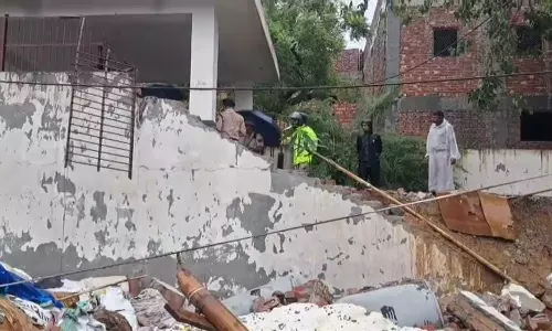 ഡൽഹിയിൽ കനത്ത മഴയെ തുടർന്ന് മതിൽ ഇടിഞ്ഞുവീണ് രണ്ട് കുട്ടികൾ ഉൾപ്പെടെ ഏഴ് പേർ മരിച്ചു