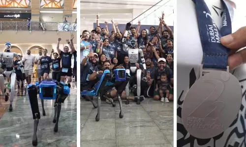 കൂട്ടയോട്ടത്തിൽ പങ്കെടുത്ത് റോബോട്ടുകൾ; ദുബൈ മിർദിഫ് സെന്ററിലായിരുന്നു ഓട്ടം