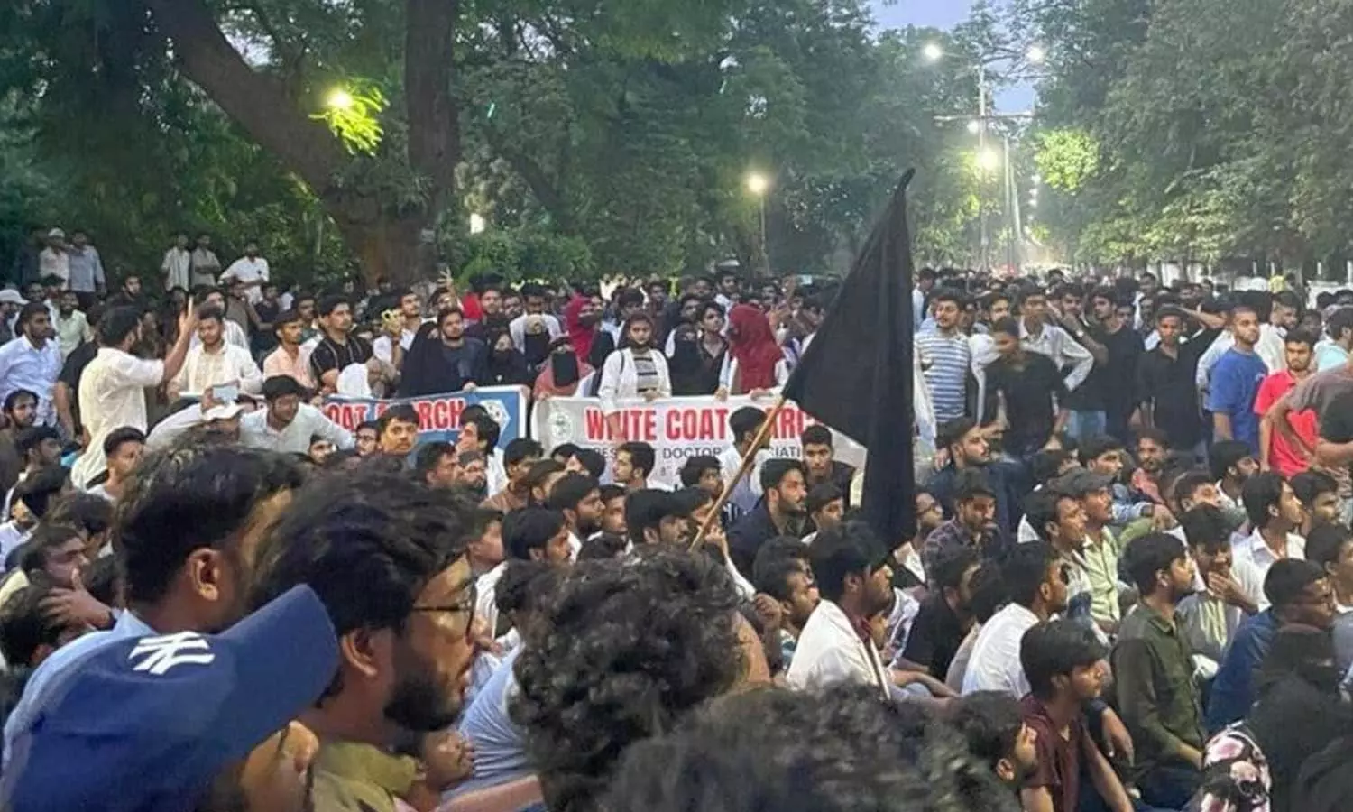 ഫീസ് വർധനവിനെതിരെ അലിഗഡ് മുസ്‍ലിം യൂണിവേഴ്സിറ്റിയിൽ  പ്രതിഷേധം; പൊലീസ് ക്രൂരമായി മർദിച്ചുവെന്ന് വിദ്യാർഥികള്‍