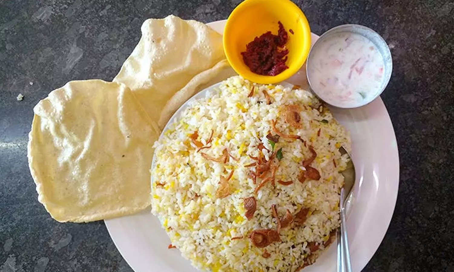 ബിരിയാണി അരിയുടെയും വെളിച്ചെണ്ണയുടെയും വില കുത്തനെ കൂടി ; ഹോട്ടൽ ഭക്ഷണത്തിന് വിലകൂട്ടാതെ നിവൃത്തിയില്ലെന്ന് ഉടമകൾ ബിരിയാണി അരിയുടെയും വെളിച്ചെണ്ണയുടെയും വില കുത്തനെ കൂടി ; ഹോട്ടൽ ഭക്ഷണത്തിന് വിലകൂട്ടാതെ നിവൃത്തിയില്ലെന്ന് ഉടമകൾ