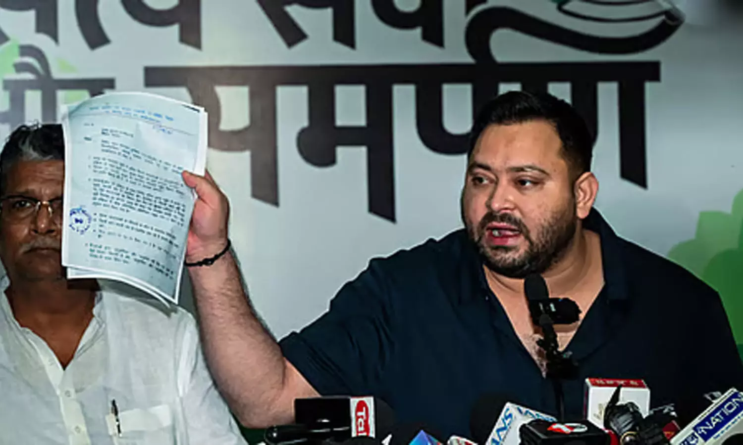ബിഹാർ ഉപമുഖ്യമന്ത്രിക്ക് ഇരട്ട വോട്ട്; വോട്ടർപട്ടികയിലെ ക്രമക്കേട് ഉയർത്തിക്കാട്ടി തേജസ്വി യാദവ്
