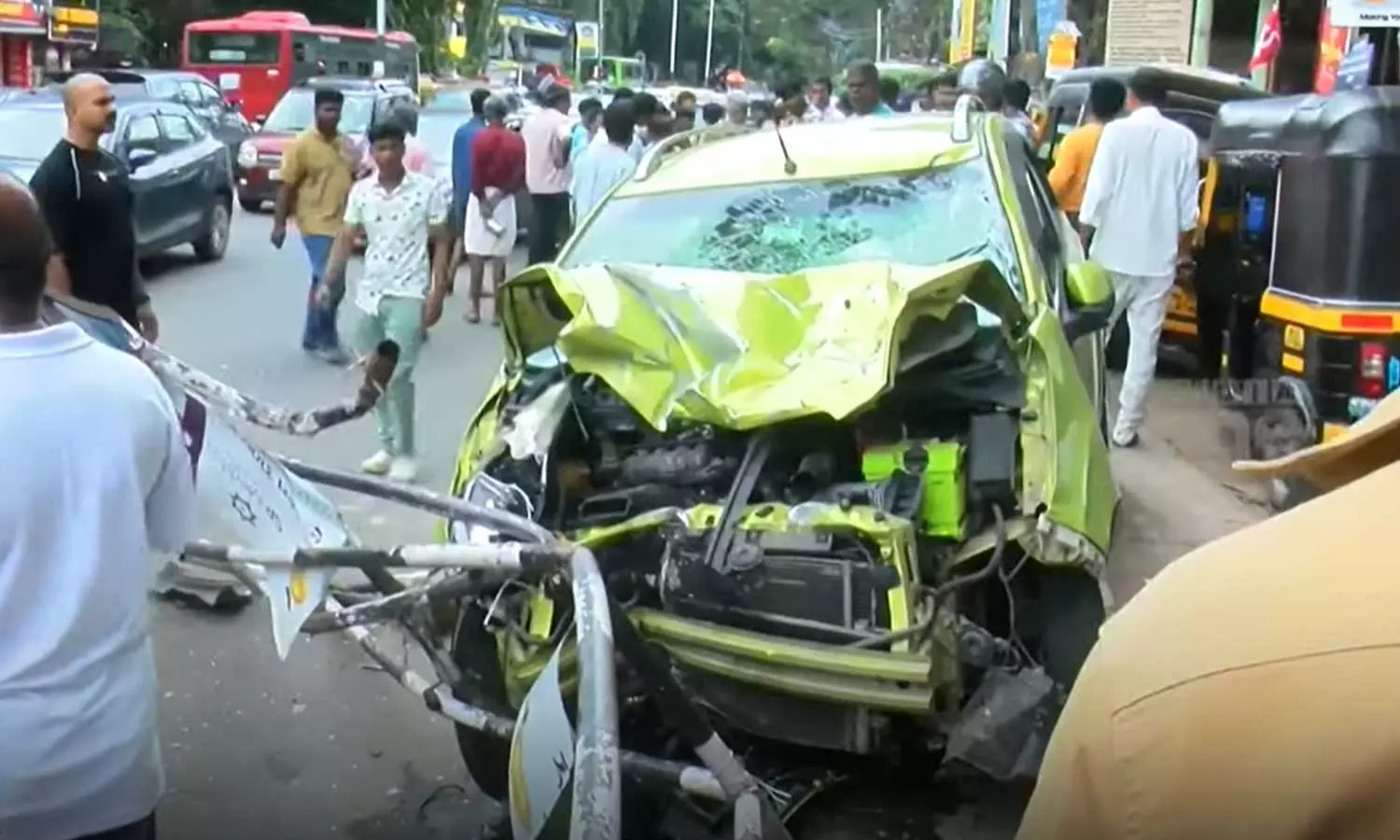 തിരു.  ജനറൽ ആശുപത്രിക്ക് സമീപം അമിതവേഗതയിലെത്തിയ കാർ ഫൂട്ട്പാത്തിലേക്ക്  ഇടിച്ചു കയറി അഞ്ച് പേർക്ക് പരിക്ക്