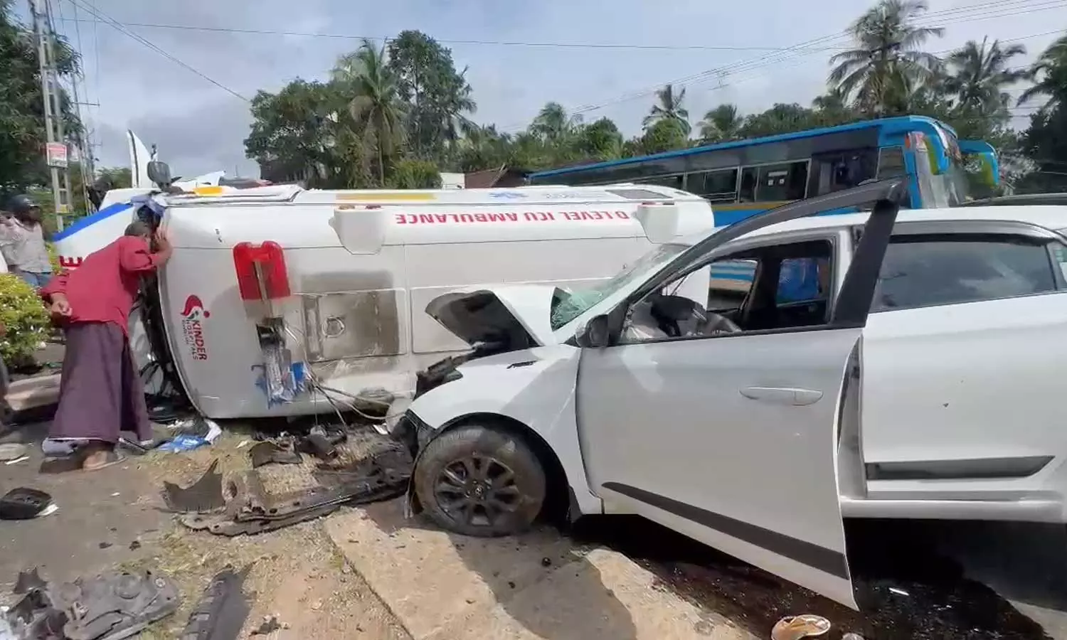 കുന്നംകുളത്ത് ആംബുലന്സും കാറും കൂട്ടിയിടിച്ച് രണ്ട് മരണം; ആറ് പേര്ക്ക് പരിക്ക് കുന്നംകുളത്ത് ആംബുലന്സും കാറും കൂട്ടിയിടിച്ച് രണ്ട് മരണം; ആറ് പേര്ക്ക് പരിക്ക്