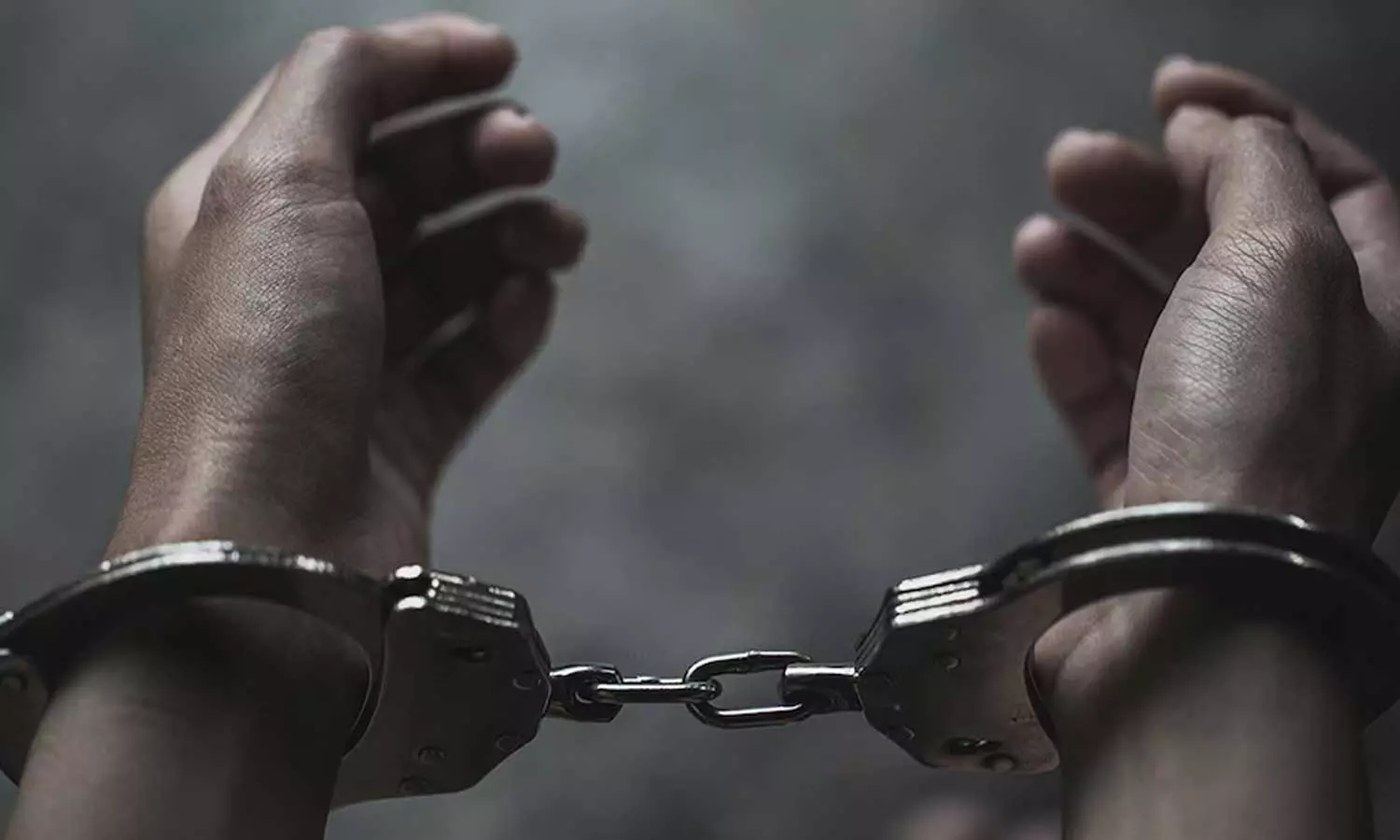 പൊലീസ് ചമഞ്ഞ് 35 ലക്ഷം രൂപ തട്ടി; മൂന്ന് പ്രതികള് പിടിയില് പൊലീസ് ചമഞ്ഞ് 35 ലക്ഷം രൂപ തട്ടി; മൂന്ന് പ്രതികള് പിടിയില്