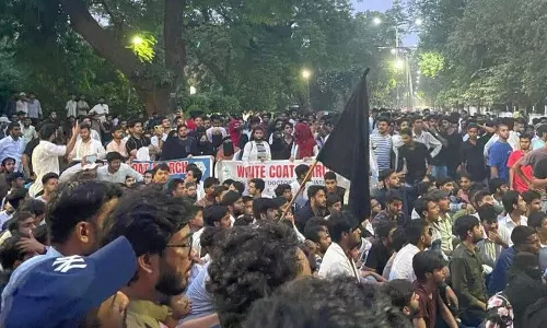 ഫീസ് വർധനവിനെതിരെ അലിഗഡ് മുസ്‍ലിം യൂണിവേഴ്സിറ്റിയിൽ  പ്രതിഷേധം; പൊലീസ് ക്രൂരമായി മർദിച്ചുവെന്ന് വിദ്യാർഥികള്‍