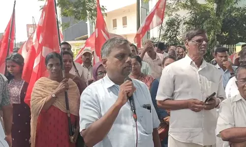 സമസ്തയുടെ വിദ്യാഭ്യാസ സ്ഥാപനത്തിനെതിരെ സിപിഎം;   ചെമ്മാട് ദാറുൽ ഹുദാ യൂനിവേഴ്സിറ്റിയിലേക്ക് പ്രതിഷേധ മാർച്ച് നടത്തി