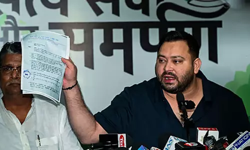 ബിഹാർ ഉപമുഖ്യമന്ത്രിക്ക് ഇരട്ട വോട്ട്; വോട്ടർപട്ടികയിലെ ക്രമക്കേട് ഉയർത്തിക്കാട്ടി തേജസ്വി യാദവ്