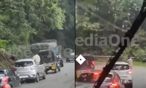 താമരശ്ശേരി ചുരത്തിലൂടെ അപകട യാത്ര; കാറിന്റെ ഡോറില്‍ ഇരുന്ന് യാത്ര ചെയ്യുന്ന ദൃശ്യങ്ങള്‍ പുറത്ത്