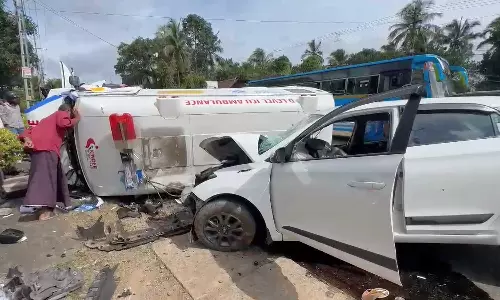 കുന്നംകുളത്ത് ആംബുലന്‍സും കാറും കൂട്ടിയിടിച്ച് രണ്ട് മരണം; ആറ്‌ പേര്‍ക്ക് പരിക്ക്