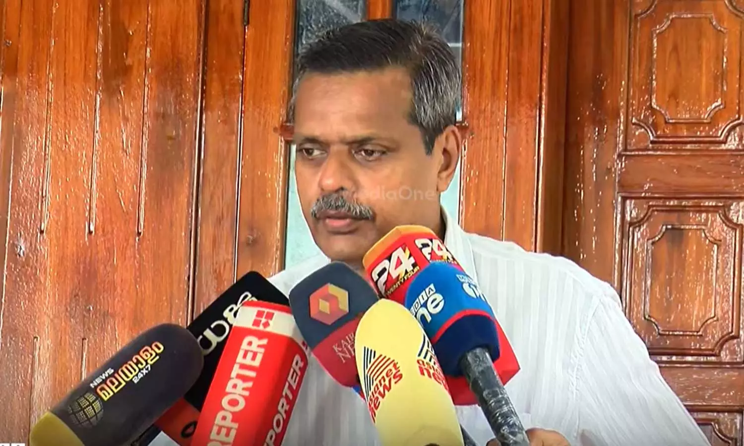 സഹപ്രവർത്തകർ പിന്നിൽനിന്ന് കുത്തുമെന്ന് പ്രതീക്ഷിച്ചില്ല, എന്നെ സമാധാനിപ്പിച്ച് പോയി നടത്തിയ വാര്ത്താസമ്മേളനം ഞെട്ടിച്ചു: ഡോ.ഹാരിസ് ചിറക്കല് സഹപ്രവർത്തകർ പിന്നിൽനിന്ന് കുത്തുമെന്ന് പ്രതീക്ഷിച്ചില്ല, എന്നെ സമാധാനിപ്പിച്ച് പോയി നടത്തിയ വാര്ത്താസമ്മേളനം ഞെട്ടിച്ചു: ഡോ.ഹാരിസ് ചിറക്കല്