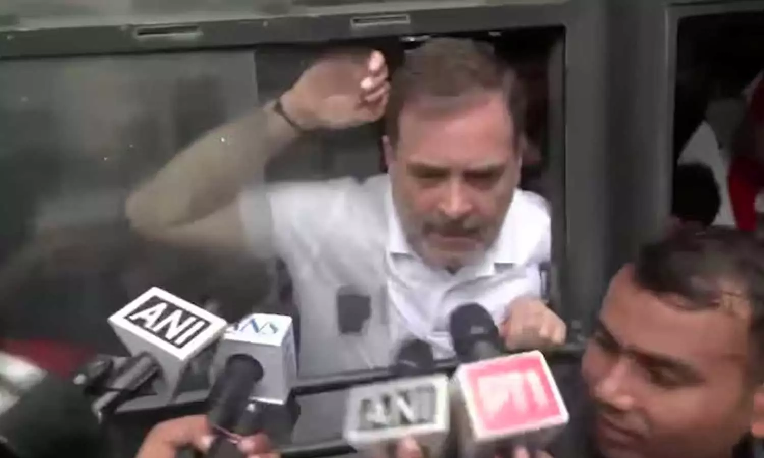 തെരഞ്ഞെടുപ്പ് കമ്മീഷൻ ആസ്ഥാനത്തേക്കുള്ള പ്രതിഷേധ മാർച്ച് പൊലീസ് തടഞ്ഞു; രാഹുൽ ഗാന്ധിയടക്കമുള്ള എംപിമാരെ കസ്റ്റഡിയിലെടുത്തു