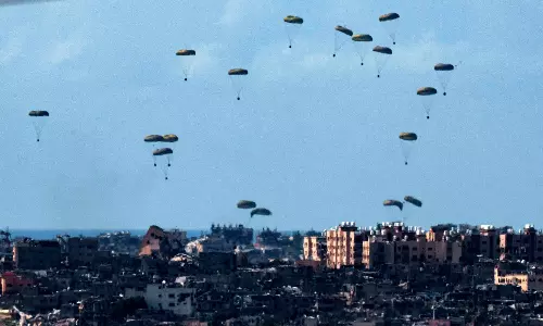 ഗസ്സയിൽ സഹായ വിതരണത്തിനിടെ പാലറ്റ് വീണ് ഫലസ്തീൻ ബാലൻ മരിച്ചു ഗസ്സയിൽ സഹായ വിതരണത്തിനിടെ പാലറ്റ് വീണ് ഫലസ്തീൻ ബാലൻ മരിച്ചു