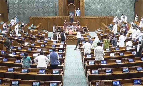 വോട്ട്‌ കൊള്ള പാര്‍ലമെന്റില്‍: നടുത്തളത്തിലിറങ്ങി പ്രതിപക്ഷ പ്രതിഷേധം