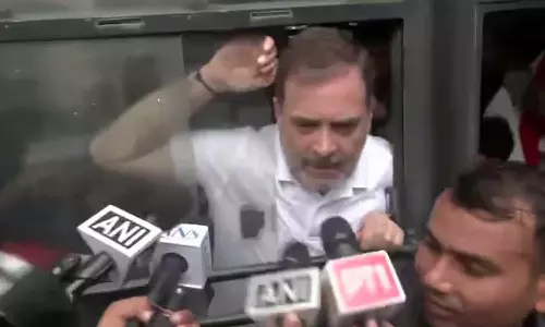 തെരഞ്ഞെടുപ്പ് കമ്മീഷൻ ആസ്ഥാനത്തേക്കുള്ള പ്രതിഷേധ മാർച്ച് പൊലീസ് തടഞ്ഞു; രാഹുൽ ഗാന്ധിയടക്കമുള്ള എംപിമാരെ കസ്റ്റഡിയിലെടുത്തു