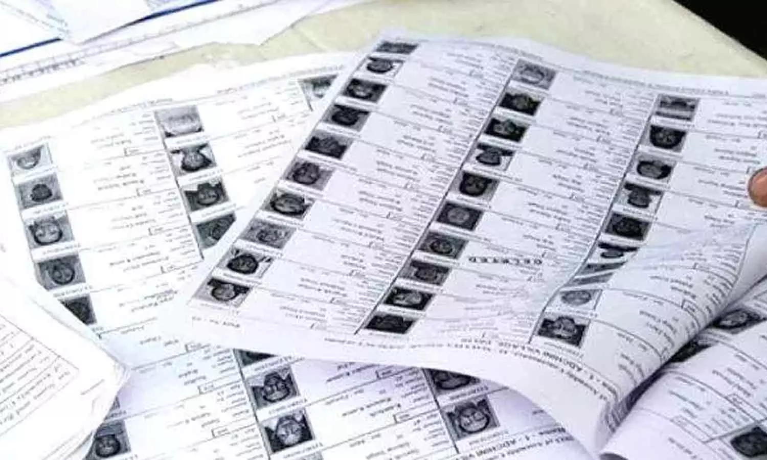 തദ്ദേശ തെരഞ്ഞെടുപ്പ്; വോട്ടർ പട്ടികയിൽ മാറ്റം വരുത്താൻ നീട്ടി നൽകിയ സമയം ഇന്ന് അവസാനിക്കും തദ്ദേശ തെരഞ്ഞെടുപ്പ്; വോട്ടർ പട്ടികയിൽ മാറ്റം വരുത്താൻ നീട്ടി നൽകിയ സമയം ഇന്ന് അവസാനിക്കും