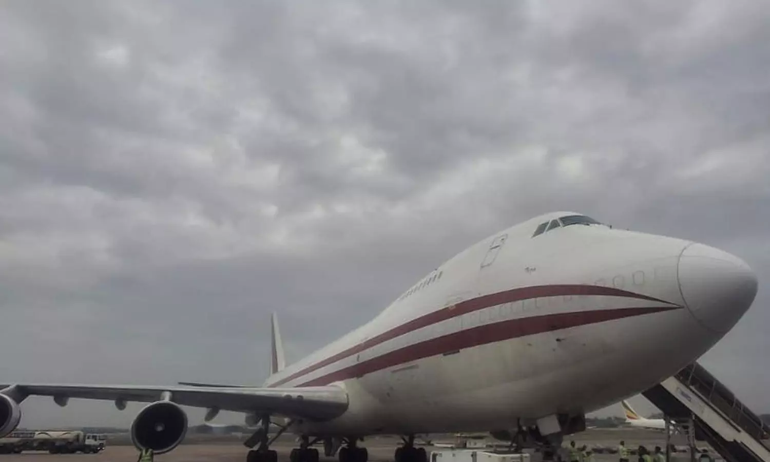 ലാൻഡിങ്ങിനിടെ വിമാനത്തിന് തീപിടിച്ചു