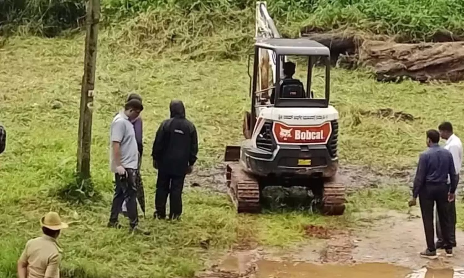 ധര്മ്മസ്ഥല; യുവതിയുടെ മൃതദേഹം അനധികൃതമായി സംസ്കരിച്ചത് കണ്ടതായി അറിയിച്ചയാള്ക്ക് ഭീഷണിയെന്ന് പരാതി ധര്മ്മസ്ഥല; യുവതിയുടെ മൃതദേഹം അനധികൃതമായി സംസ്കരിച്ചത് കണ്ടതായി അറിയിച്ചയാള്ക്ക് ഭീഷണിയെന്ന് പരാതി
