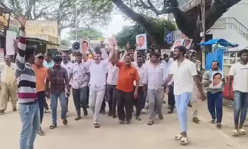 മന്ത്രിസ്ഥാനത്ത് നിന്ന് പുറത്താക്കിയതിൽ കെ.എൻ രാജണ്ണയുടെ അണികൾ തെരുവിലിറങ്ങി; കടകൾക്ക് നേരെ അക്രമം മന്ത്രിസ്ഥാനത്ത് നിന്ന് പുറത്താക്കിയതിൽ കെ.എൻ രാജണ്ണയുടെ അണികൾ തെരുവിലിറങ്ങി; കടകൾക്ക് നേരെ അക്രമം