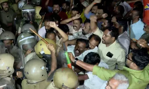 സുരേഷ് ഗോപിയുടെ ഓഫീസ് ബോര്‍ഡില്‍ കരി ഓയില്‍ ഒഴിച്ച സംഭവം: തൃശൂരില്‍ സിപിഎം - ബിജെപി സംഘര്‍ഷം