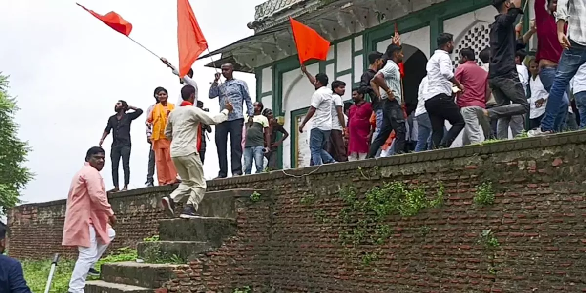 ഫത്തേപൂരിൽ നവാബ് അബ്ദുൾ സമദിന്റെ ശവകുടീരം ആക്രമിച്ച് സംഘപരിവാര് സംഘടനകൾ; ജയ്ശ്രീറാം വിളിച്ച് കാവിക്കൊടി സ്ഥാപിച്ചു ഫത്തേപൂരിൽ നവാബ് അബ്ദുൾ സമദിന്റെ ശവകുടീരം ആക്രമിച്ച് സംഘപരിവാര് സംഘടനകൾ; ജയ്ശ്രീറാം വിളിച്ച് കാവിക്കൊടി സ്ഥാപിച്ചു