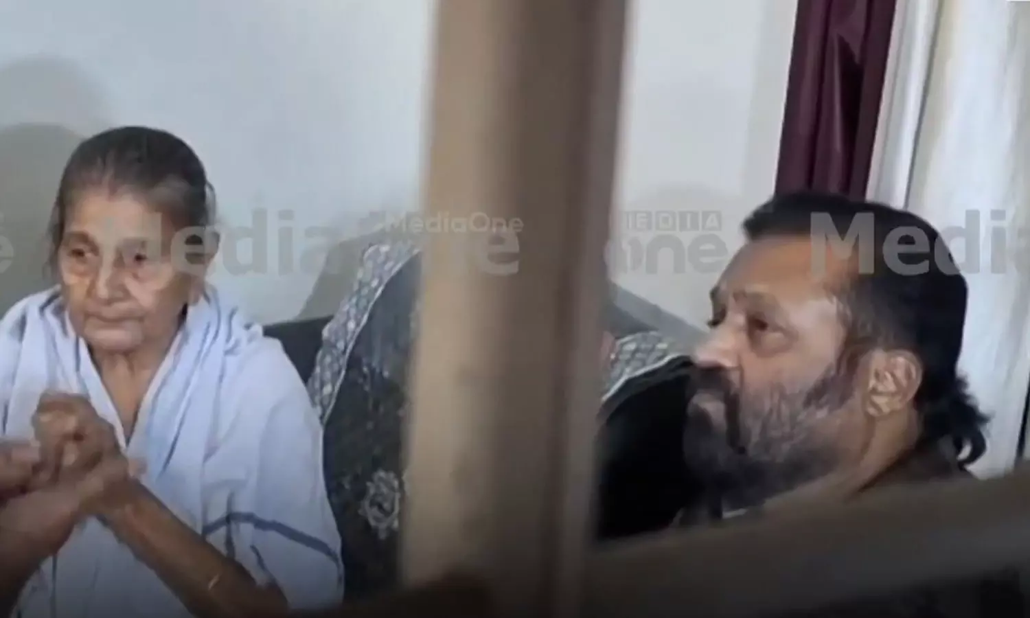 കന്യാസ്ത്രീകളുടെ അറസ്റ്റിൽ മൗനം തുടരുന്നതിനിടെ സിസ്റ്റർ പ്രീതി മേരിയുടെ വീട്ടിലെത്തി സുരേഷ് ഗോപി കന്യാസ്ത്രീകളുടെ അറസ്റ്റിൽ മൗനം തുടരുന്നതിനിടെ സിസ്റ്റർ പ്രീതി മേരിയുടെ വീട്ടിലെത്തി സുരേഷ് ഗോപി