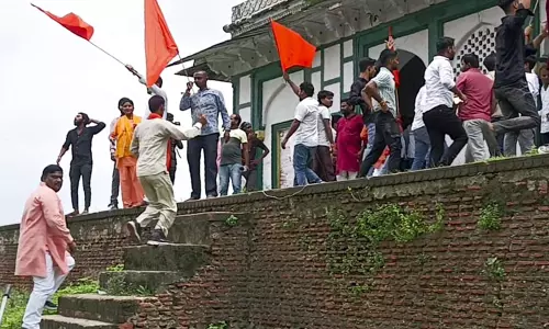 ഫത്തേപൂരിൽ നവാബ് അബ്ദുൾ സമദിന്‍റെ ശവകുടീരം ആക്രമിച്ച് സംഘപരിവാര്‍ സംഘടനകൾ; ജയ്ശ്രീറാം വിളിച്ച് കാവിക്കൊടി സ്ഥാപിച്ചു