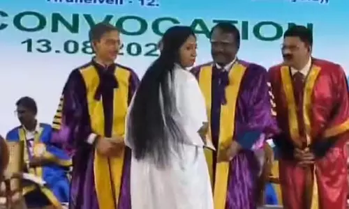 തമിഴ്‌നാട് ഗവർണറിൽ നിന്ന് ബിരുദം സ്വീകരിക്കാന്‍ വിസമ്മതിച്ച് വിദ്യാര്‍ഥിനി