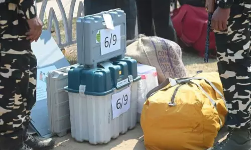 ഇരട്ട വോട്ടർ ഐഡി കാര്ഡ്: ബിഹാറിലെ മുസാഫർപൂർ മേയർക്ക് നോട്ടീസയച്ച് തെരഞ്ഞെടുപ്പ് കമ്മീഷൻ ഇരട്ട വോട്ടർ ഐഡി കാര്ഡ്: ബിഹാറിലെ മുസാഫർപൂർ മേയർക്ക് നോട്ടീസയച്ച് തെരഞ്ഞെടുപ്പ് കമ്മീഷൻ