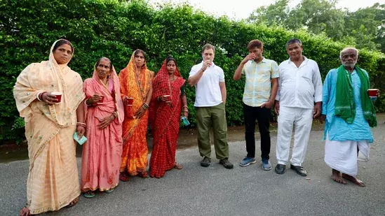 അതുല്യമായ അനുഭവം; ബിഹാറിലെ മരിച്ചവര്‍ക്കൊപ്പം ചായ കുടിച്ച് രാഹുൽ ഗാന്ധി