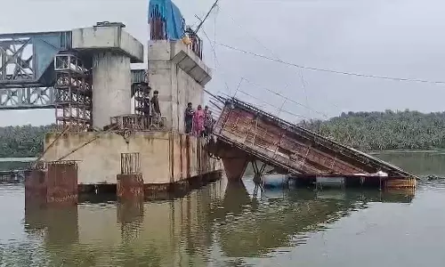 കൊയിലാണ്ടിയിൽ നിർമാണത്തിലിരുന്ന പാലം തകർന്നു വീണു