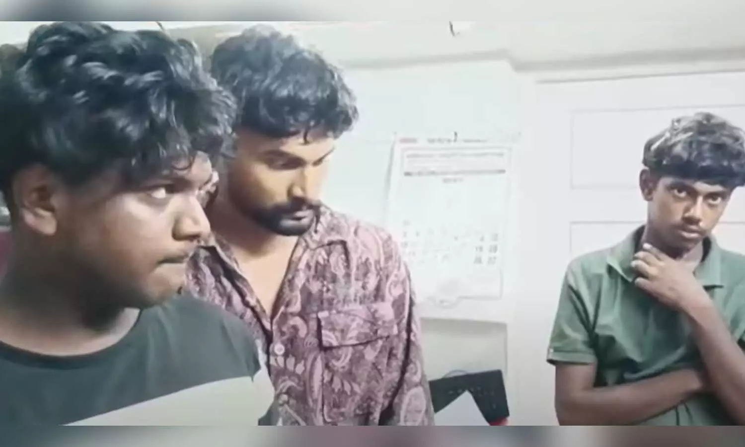 കൊല്ലത്ത് മൊബൈൽ ഷോപ്പിൽ മോഷണം നടത്തിയ കേസ്; എൻജിനീയറിങ് വിദ്യാർഥി ഉൾപ്പെടെ മൂന്ന് പേർ അറസ്റ്റിൽ കൊല്ലത്ത് മൊബൈൽ ഷോപ്പിൽ മോഷണം നടത്തിയ കേസ്; എൻജിനീയറിങ് വിദ്യാർഥി ഉൾപ്പെടെ മൂന്ന് പേർ അറസ്റ്റിൽ