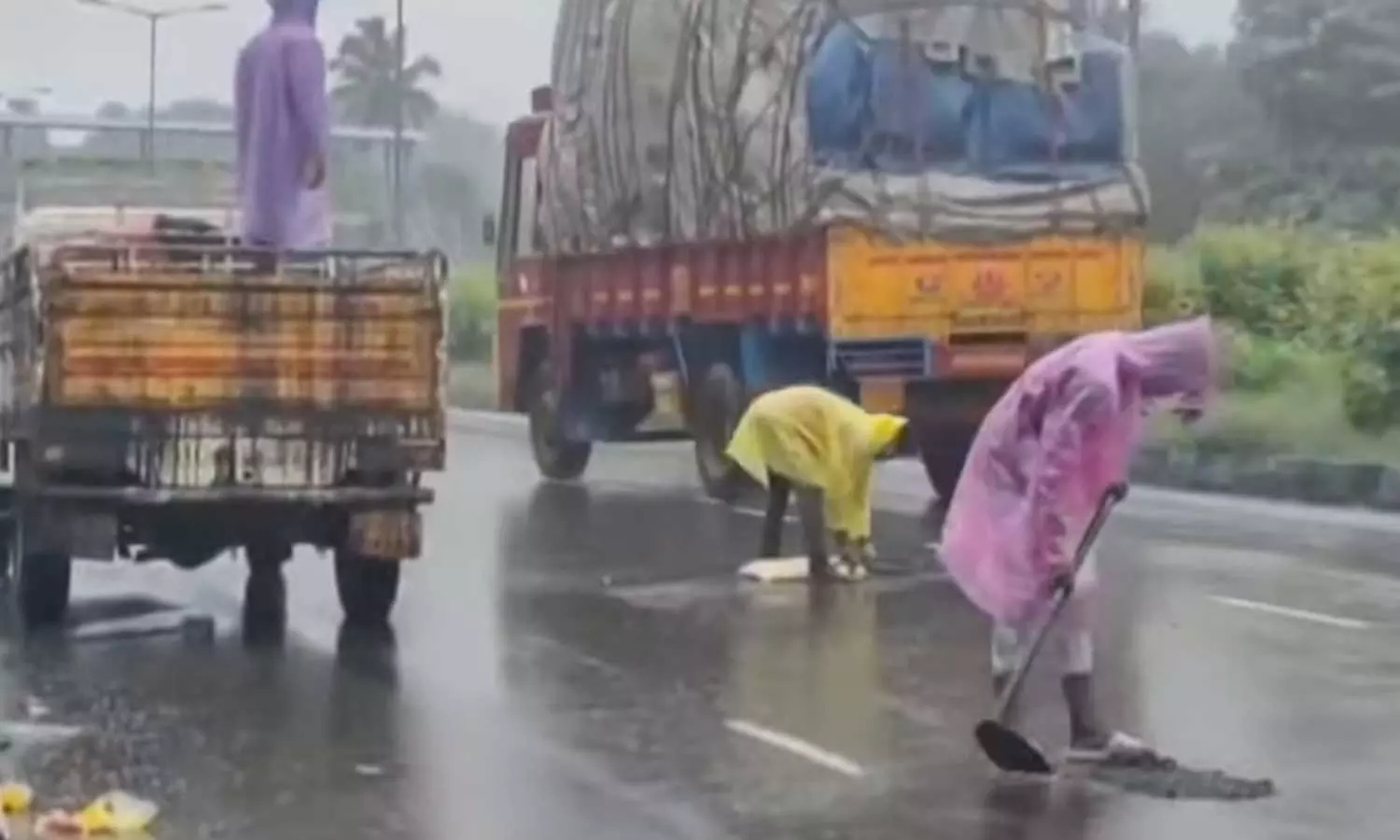 ദേശീയപാതയില് പെരുമഴയത്ത് റോഡില് കുഴിയടക്കല് ദേശീയപാതയില് പെരുമഴയത്ത് റോഡില് കുഴിയടക്കല്