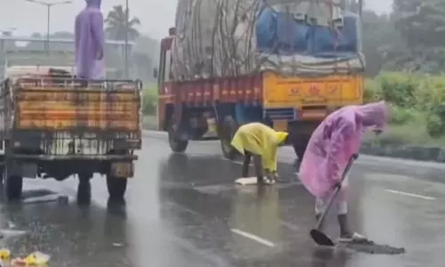 ദേശീയപാതയില്‍ പെരുമഴയത്ത് റോഡില്‍ കുഴിയടക്കല്‍