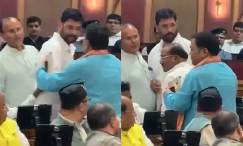 യുപി നിയമസഭക്കുള്ളില് ഉരസി ബിജെപി എംഎല്എമാര്, പിടിച്ചുമാറ്റി സഹപ്രവര്ത്തകര്; ഏറ്റെടുത്ത് അഖിലേഷ് യാദവ് യുപി നിയമസഭക്കുള്ളില് ഉരസി ബിജെപി എംഎല്എമാര്, പിടിച്ചുമാറ്റി സഹപ്രവര്ത്തകര്; ഏറ്റെടുത്ത് അഖിലേഷ് യാദവ്