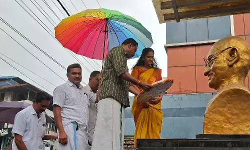 ഗാന്ധി പ്രതിമക്ക് മുന്നില്‍ ബിജെപി പ്രവര്‍ത്തകര്‍ റീത്ത് വെച്ചതായി പരാതി