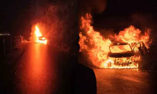 ഇടുക്കിയിൽ ഓടിക്കൊണ്ടിരുന്ന കാറിന് തീപിടിച്ചു; വാഹനത്തിലുള്ളവർ അത്ഭുതകരമായി രക്ഷപ്പെട്ടു ഇടുക്കിയിൽ ഓടിക്കൊണ്ടിരുന്ന കാറിന് തീപിടിച്ചു; വാഹനത്തിലുള്ളവർ അത്ഭുതകരമായി രക്ഷപ്പെട്ടു